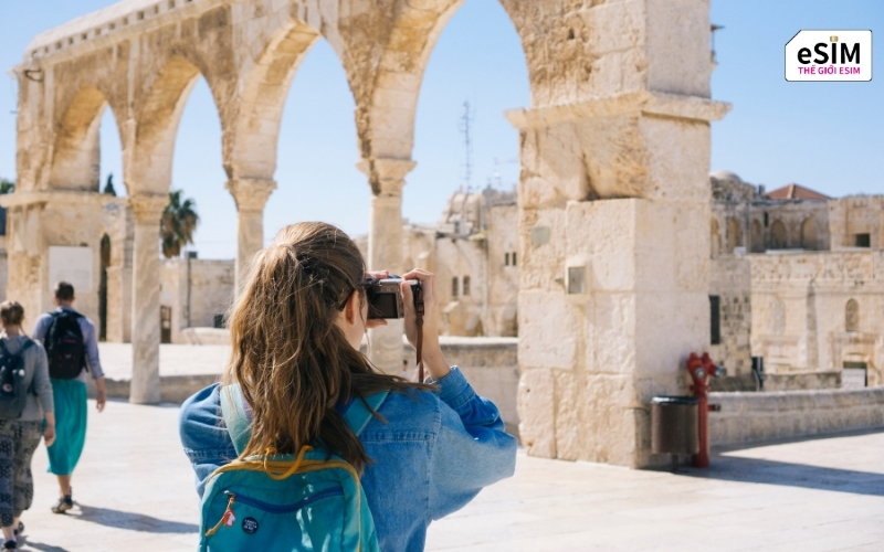 Kết hợp công nghệ eSIM và ứng dụng bản địa để hành trình Israel thêm mượt mà.